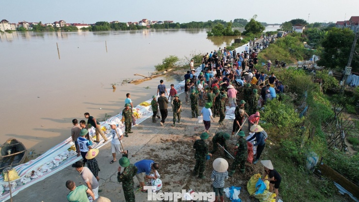 Nước sông Cầu vượt báo động 3 hơn 2 mét, Hà Nội thông báo khẩn cấp di dời dân