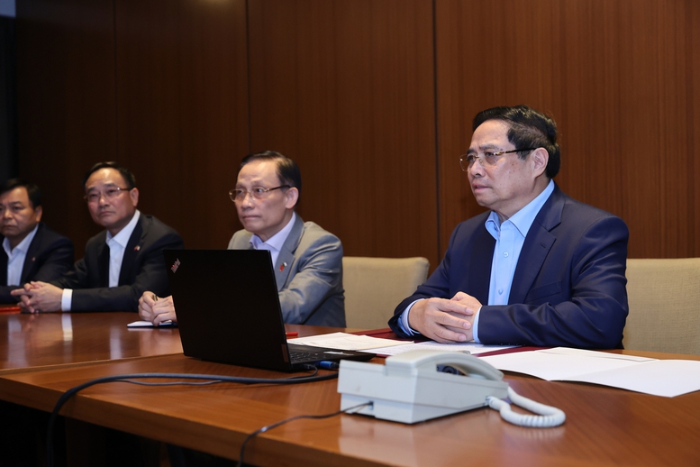 Thủ tướng: Huy động mọi lực lượng, bằng mọi cách cứu người trong mưa lũ