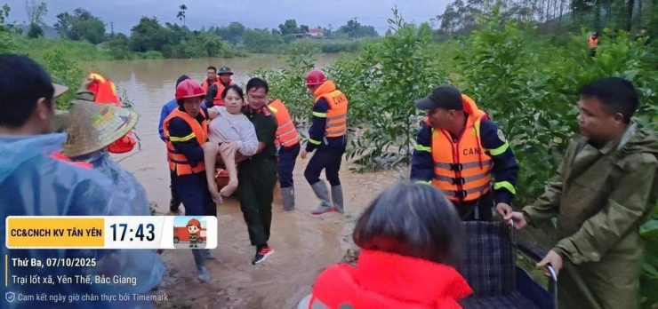 Giải cứu 11 người ở Bắc Ninh mắc kẹt giữa mênh mông biển nước