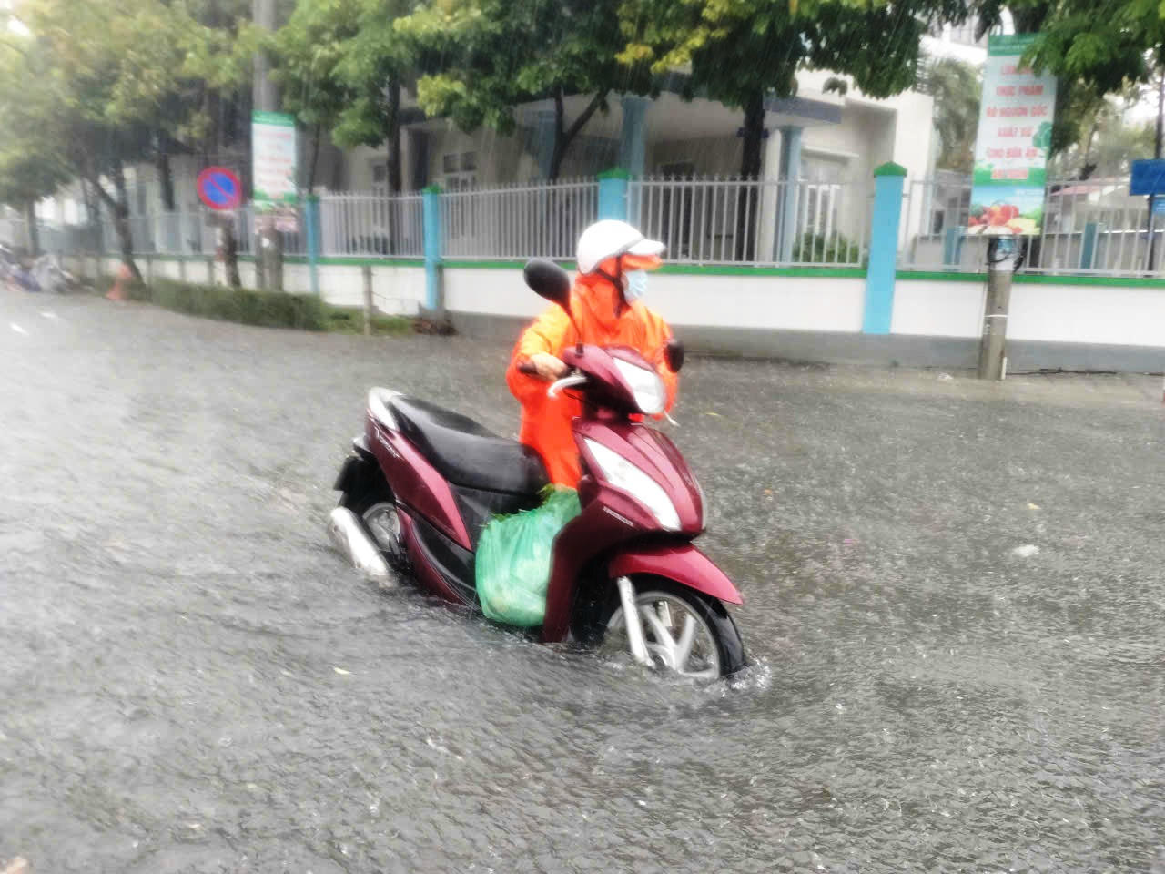 Dự báo thời tiết ngày 23/10: Miền Trung cao điểm mưa to, nguy cơ lũ lớn