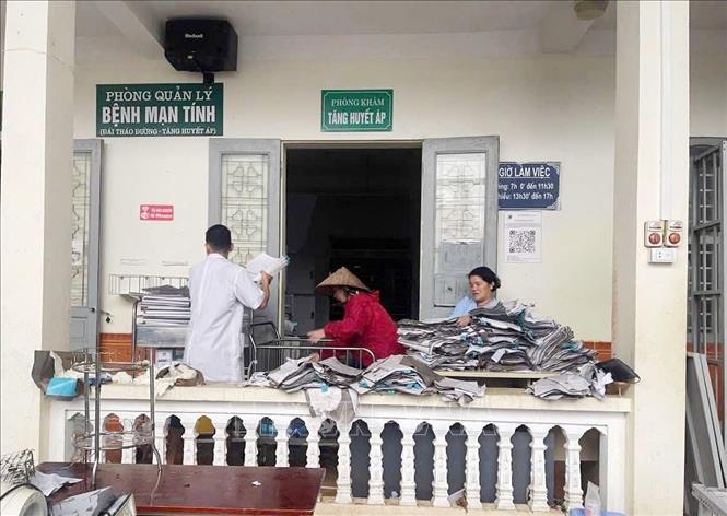 Nước lũ cuồn cuộn đổ vào bệnh viện ở Sơn La, y bác sĩ bế bệnh nhân bỏ chạy