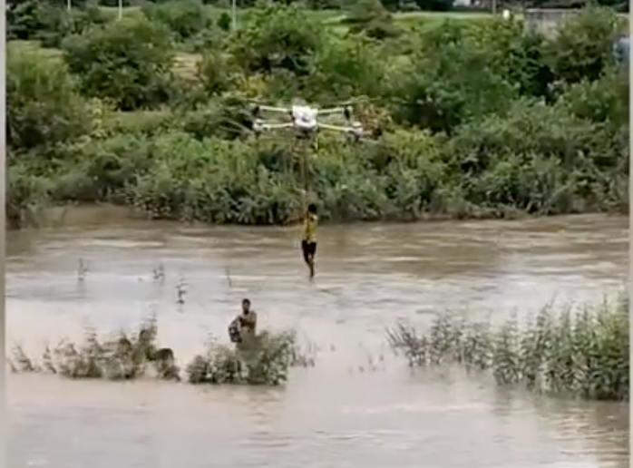 Nghẹt thở cảnh dùng drone cứu người mắc kẹt trên ốc đảo giữa bốn bề lũ dữ