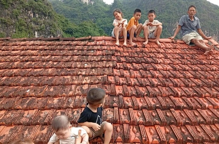 Trực thăng Không quân cứu trợ 5 em bé mắc kẹt trên nóc nhà ở Lạng Sơn