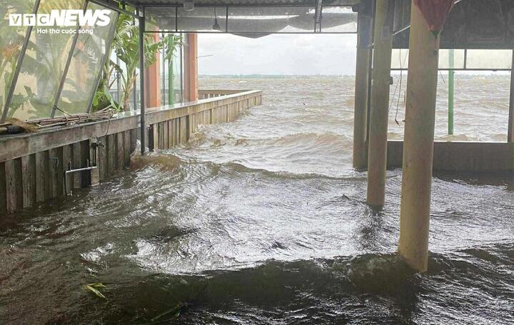 Chưa đổ bộ, bão số 12 đã gây triều cường, nhiều nơi ven phá Tam Giang ngập sâu